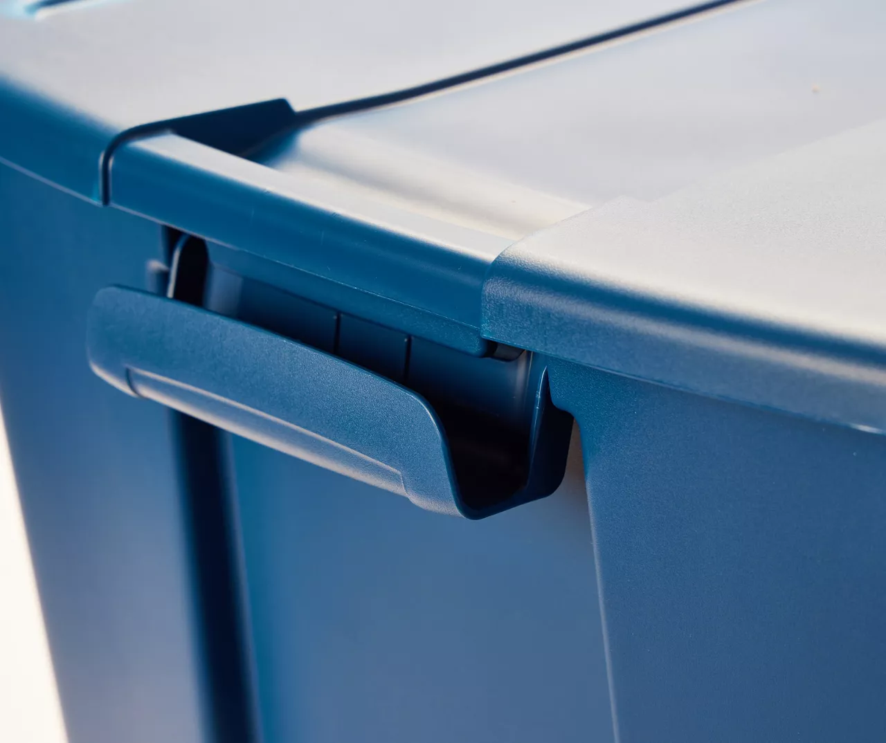 20-Gallon Latch Tote 6 20-Gallon Latch Tote - Image 4