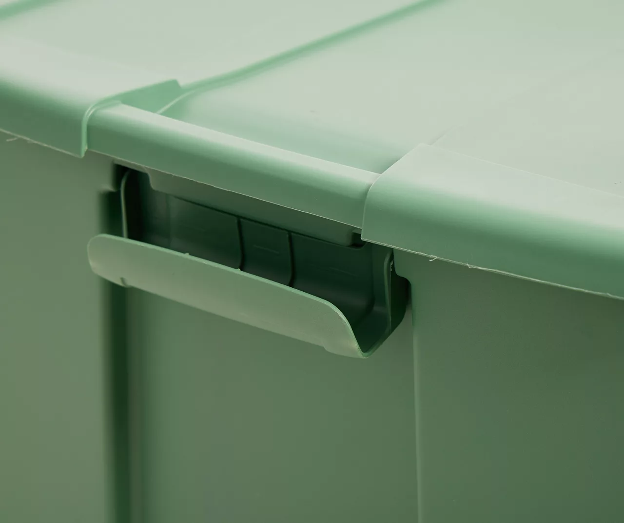 34-Gallon Latch Tote 5 34-Gallon Latch Tote - Image 4